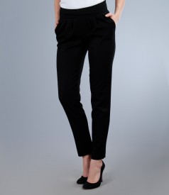 Pantaloni din stofa elastica neagra cu buzunare si falduri