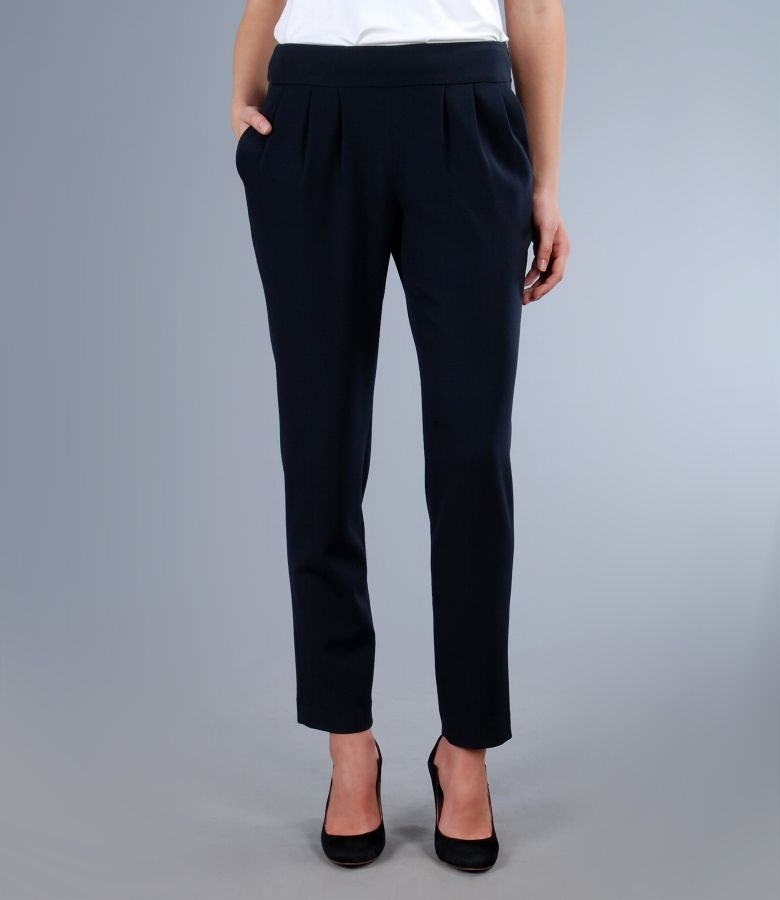 Pantaloni din stofa elastica bleumarin cu buzunare si falduri