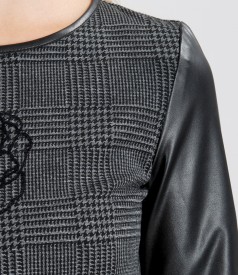 Rochie cu garnitura de piele si aplicatie de catifea