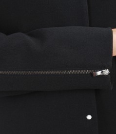 Jacheta neagra cu buzunare si tinte metalice