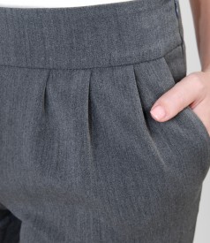 Pantaloni din stofa elastica cu buzunare si falduri