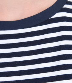 Bluza din jerse elastic alb-bleumarin cu basc