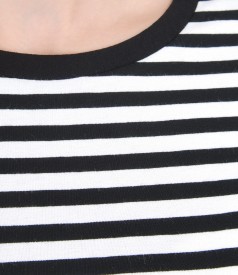 Bluza din jerse elastic alb-negru cu basc