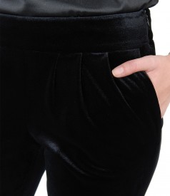 Pantaloni din catifea elastica neagra cu buzunare si falduri