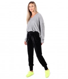 Tinuta casual cu pantaloni din catifea cu mansete si bluza din jerse elastic