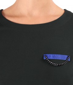 Bluza din jerse elastic fin cu lant decorativ pe fata