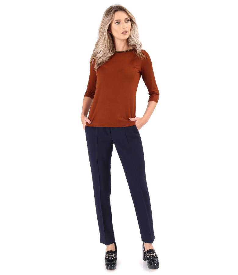 Tinuta smart casual cu pantaloni pana si bluza din jerse elastic