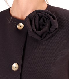 Jacheta eleganta din stofa texturata cu brosa detasabila la decolteu