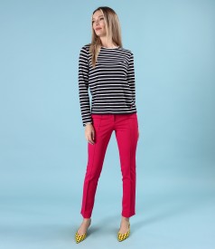 Tinuta smart casual cu pantaloni pana si bluza din jerse cu dungi