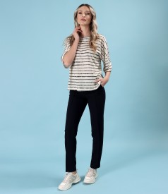 Tinuta smart/casual cu pantaloni pana si bluza lejera din jerse cu dungi