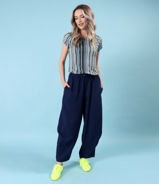 Tinuta smart casual cu pantaloni lejeri din viscoza si bluza cu maneci raglan