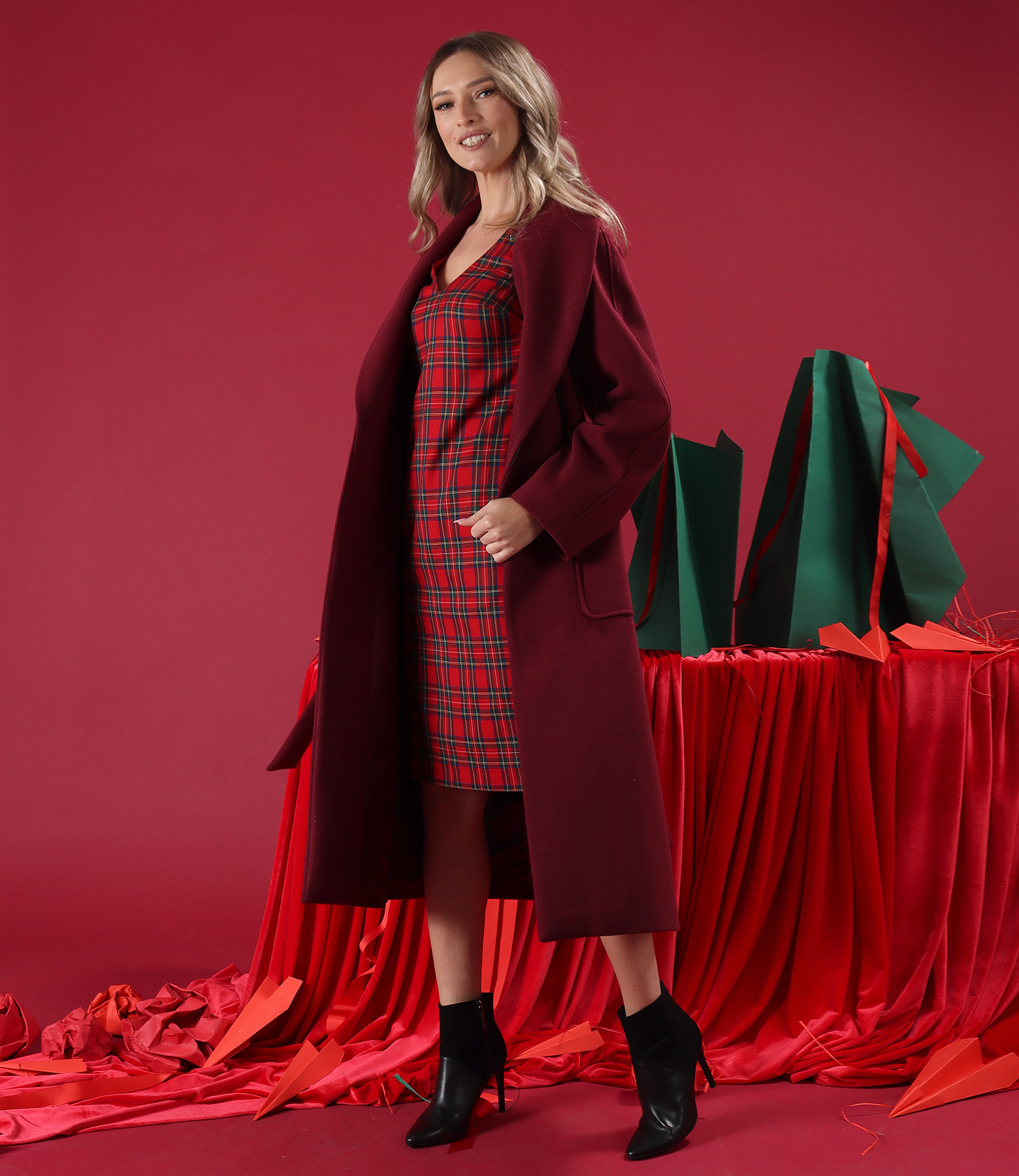 Rochie midi in carouri cu aplicatie de cristale pe decolteu