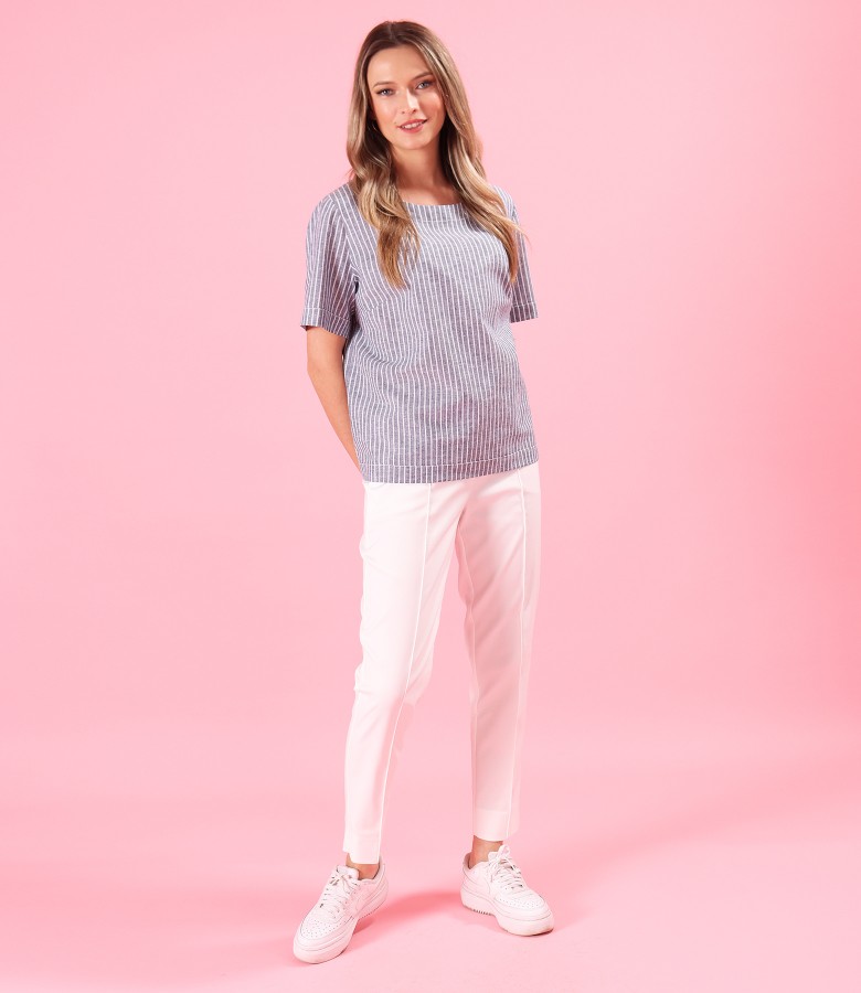 Tinua casual cu bluza lejera din in cu bumbac si pantaloni pana
