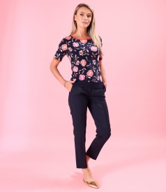 Tinuta smart casual cu pantaloni pana si bluza din jerse elastic imprimat in relief