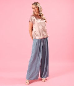 Tinuta eleganta cu pantaloni lejeri si bluza din viscoza satinata