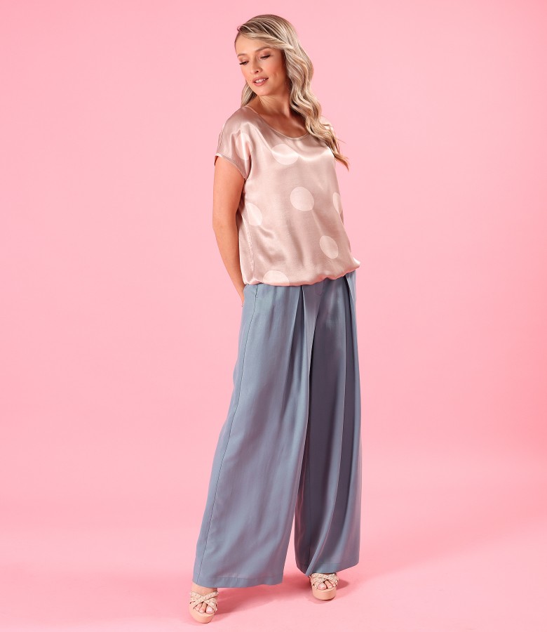 Tinuta eleganta cu pantaloni lejeri si bluza din viscoza satinata