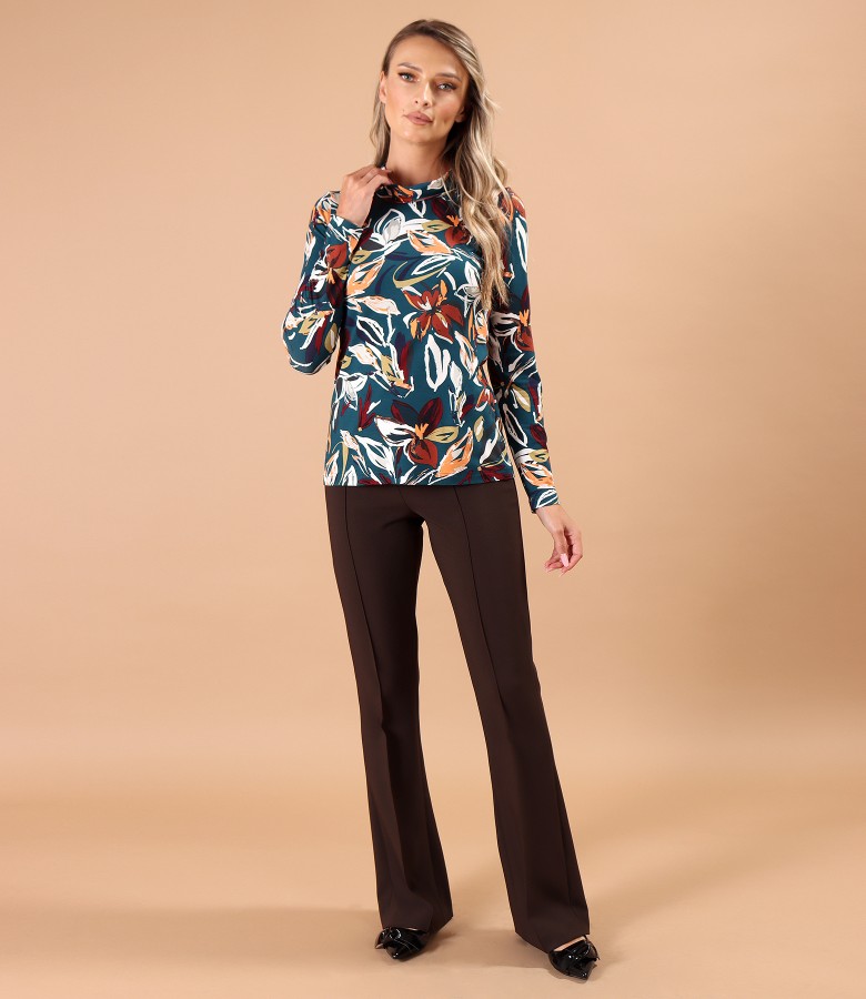 Tinuta smart casual cu pantaloni evazati si bluza din jerse elastic