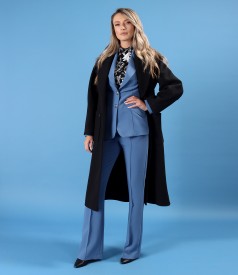 Tinuta eleganta cu pardesiu din stofa groasa si costum cu sacou si pantaloni