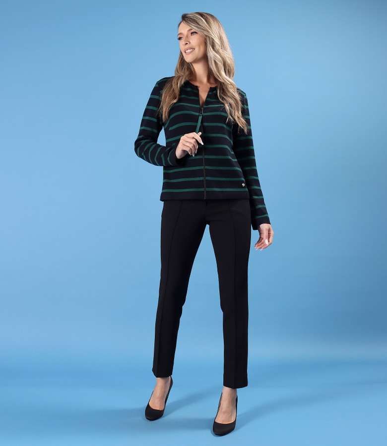 Tinuta smart casual cu bluza cu dungi si pantaloni pana