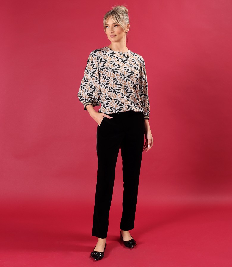 Pantaloni pana din catifea cu bluza din jerse elastica imprimat