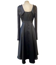 Rochie midi satinata cu maneci lungi din dantela