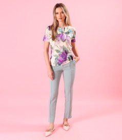 Pantaloni pan cu dunga pe fata si bluza din jerse elastic imprimat