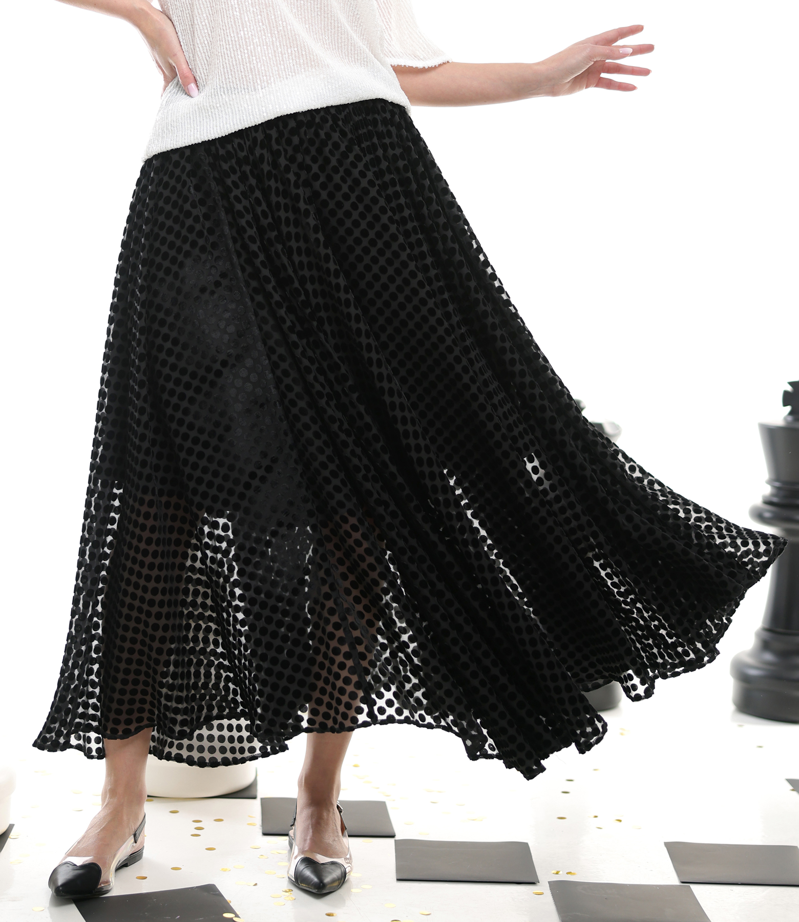 Fusta clos din voal cu buline din catifea