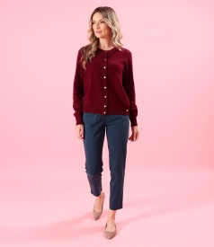 Tinuta smart casual cu pantaloni lejeri din tencel si cardigan din casmir