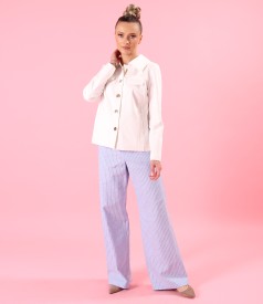 Tinuta smart casual cu pantaloni largi din in cu bumbac si sacou din denim alb-ecru