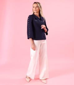 Sacou cu perle pe maneca dreapta si pantaloni largi din denim