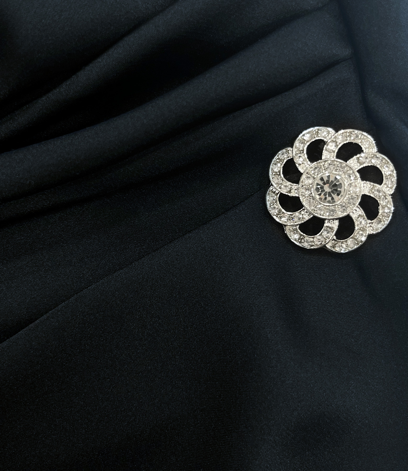 Rochie midi din satin elastic cu decolteu barcuta