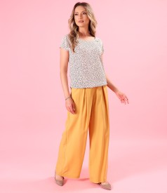 Pantaloni largi cu bluza lejera din viscoza imprimata cu picouri