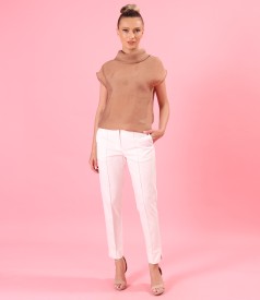 Tinuta smart casual cu pantaloni pana si bluza din tencel