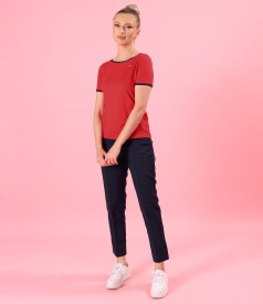 Tinuta smart casual cu pantaloni pana cu dunga pe fata si bluza din jerse elastic