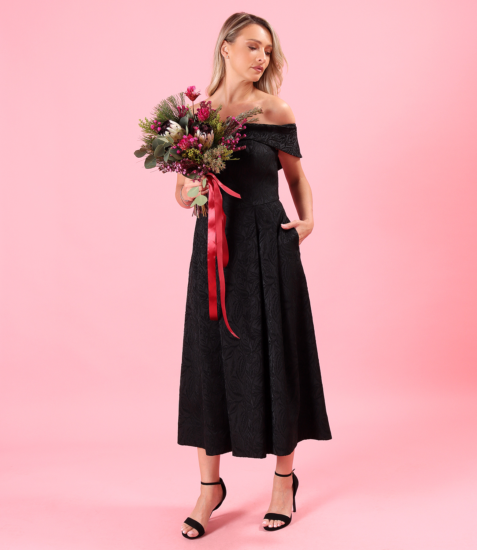 Rochie eleganta de seara cu umeri goi din brocart elastic cu motive florale