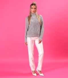 Pulover tricotat cu guler inalt si pantaloni drepti din tesatura cu aspect satinat